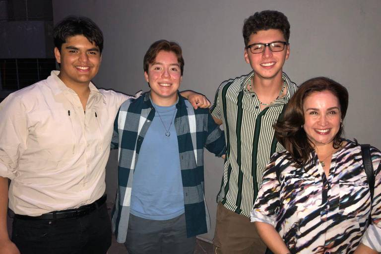 ‘Vuelan’ los negros pájaros del adiós en el Teatro Socorro Astol