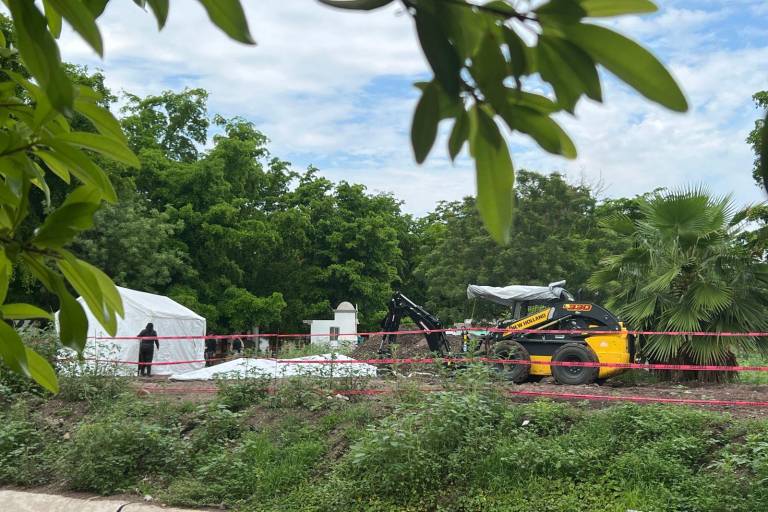 Familias de desaparecidos desconfían de resultados de exhumación en fosa común en Culiacán