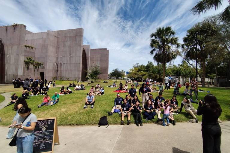 Disfrutan turismo y personal de Gran Acuario de Eclipse Total de Sol