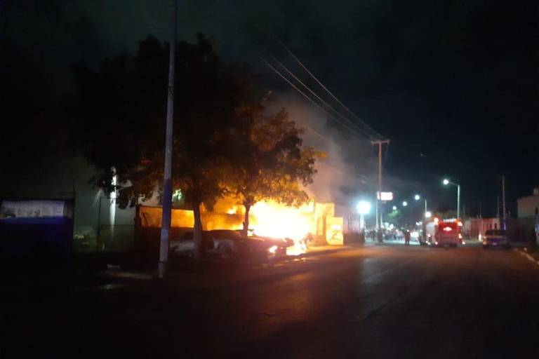 Incendio en la Miguel de la Madrid consume siete vehículos y una caja de tráiler en un yonke en Culiacán
