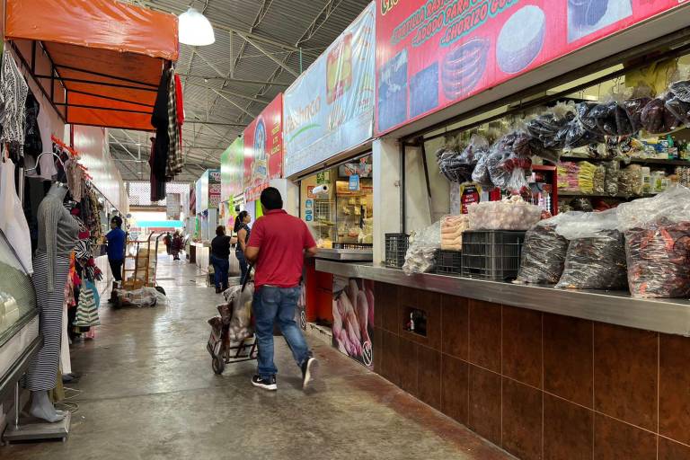 Comerciantes de Navolato inician campaña de descuentos decembrinos en Mercado Hidalgo