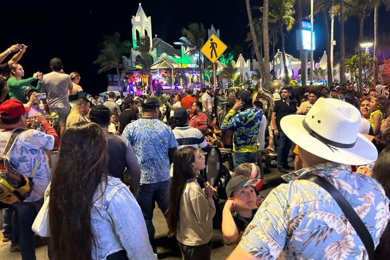 Se convierte malecón de Mazatlán en pista de baile este sábado de Semana Santa