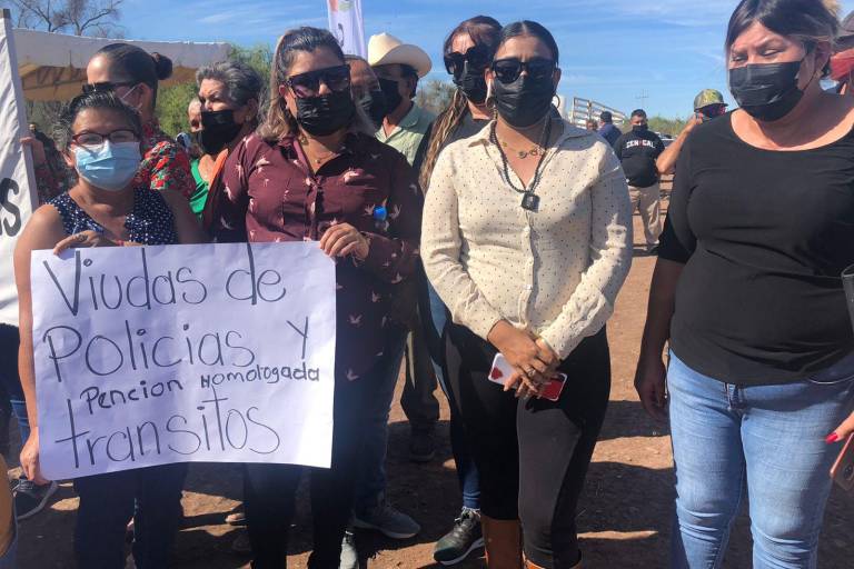 Rocha Moya se compromete a apoyar a viudas de policías de Navolato