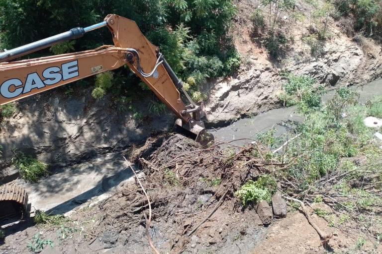 Asegura Obras Públicas que va al 85% la limpieza de canales pluviales en Mazatlán