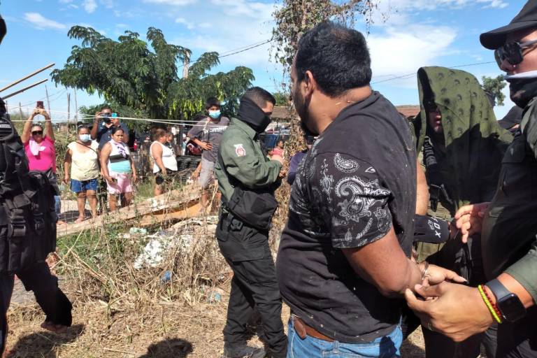 En Mazatlán, vecinos se interponen a intento de desalojo en invasión; varios son detenidos