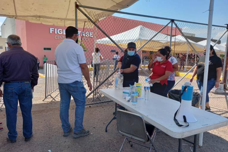 Jóvenes de 30 a 39 años acuden a vacunarse por segundo día en Culiacán