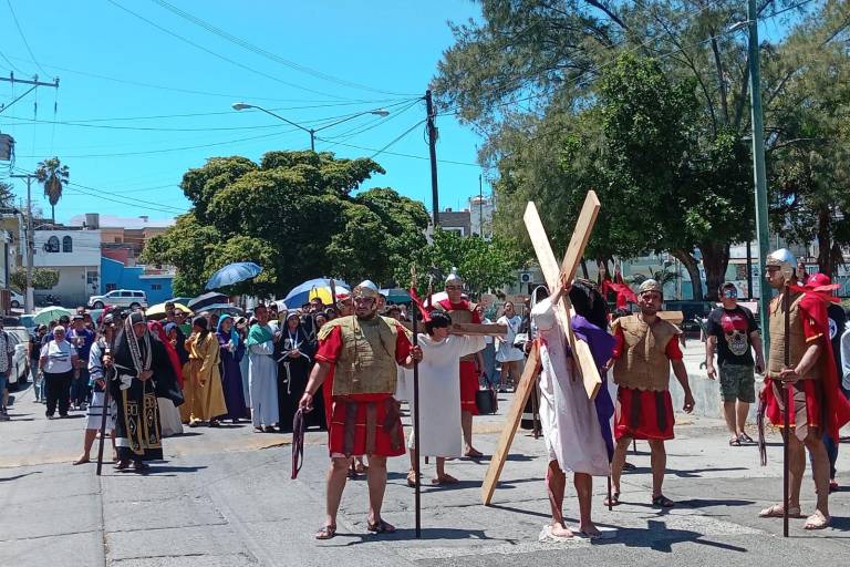 Mazatlecos y turistas atestiguan el Viacrucis Viviente en calles del Centro de puerto