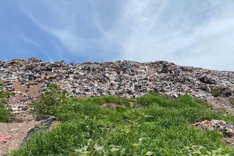 Ganamos poco, por eso la mayoría vestimos y calzamos de la basura, dice Esmeralda