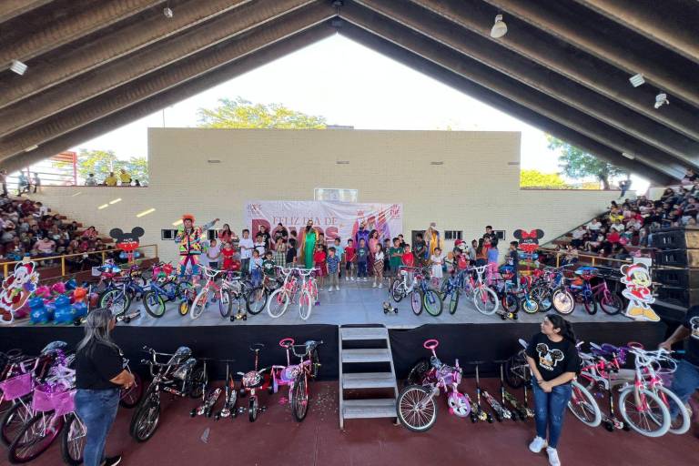 Celebran niños y niñas de Rosario el Día de Reyes