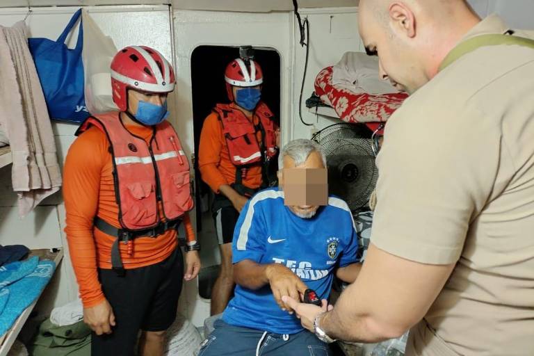 Auxilia personal de la Secretaría de Marina a pescador camaronero en altamar