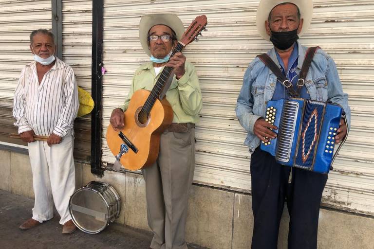‘Los tres amigos’ se ganan la vida cantando en las calles de Culiacán