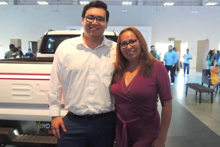 Disfrutan la conducción de la nueva pickup BYD Shark