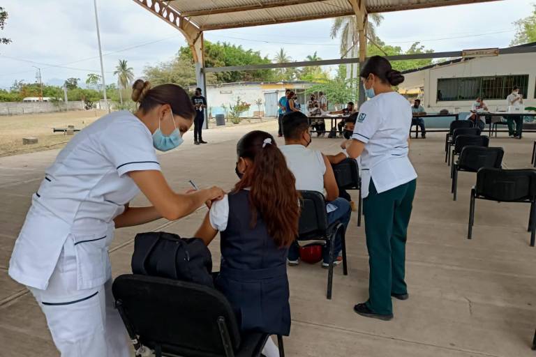 Escuinapa vacuna a sus adolescentes contra el Covid