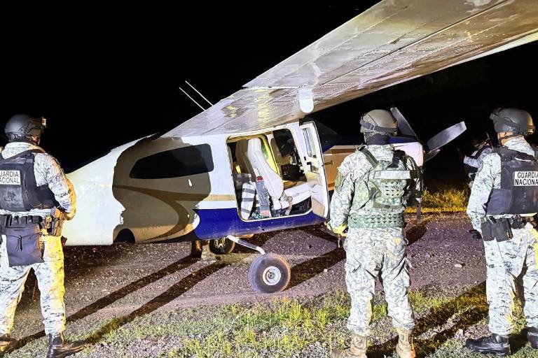 Bukele niega versión de Harfuch sobre avioneta asegurada en Colima