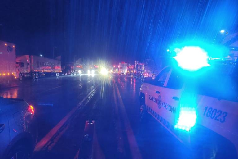 Cierran Autopista Mazatlán-Culiacán por desbordamiento de Arroyo Otates; miles quedan varados cerca de Mármol