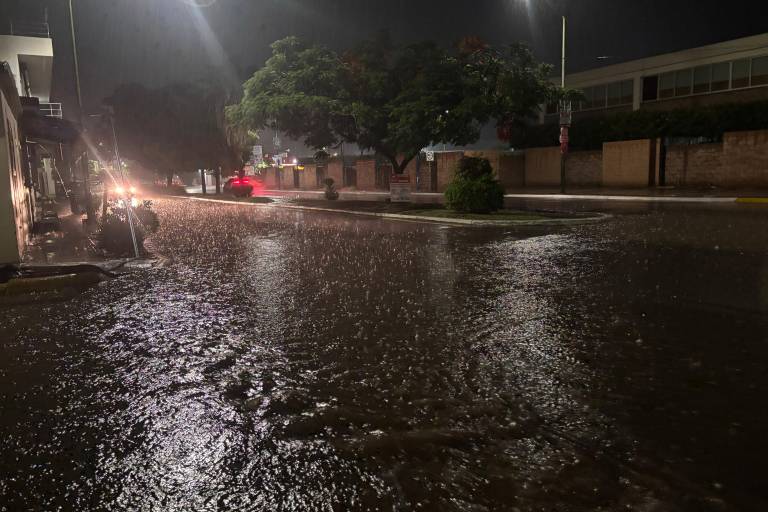 Lluvia fuerte y caída de granizo azotan a Culiacán este martes