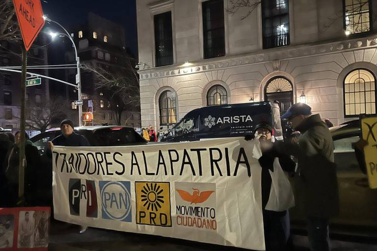 Morenistas se manifiestan en evento de Xóchitl Gálvez en NY; el equipo de la precandidata acusa ‘montaje’