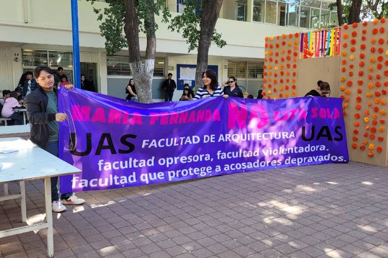 Estudiantes de la UAS se manifiestan por espionaje en el baño de mujeres