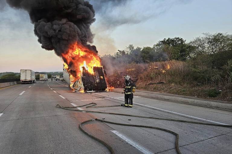 Reportan tráiler incendiado sobre la autopista Mazatlán-Culiacán