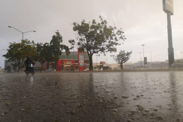 Amanece Mazatlán con una lluvia ligera