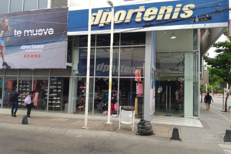 En medio de violencia, vandalizan tiendas comerciales en Culiacán