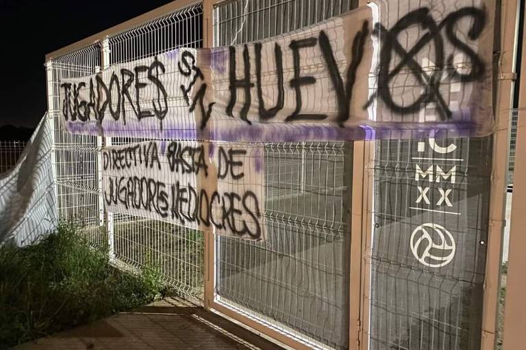 Cuelgan mantas en el Kraken para reprochar mal torneo del Mazatlán FC