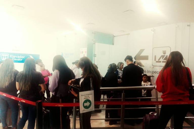 Denuncian pasajeros retraso en vuelos en el aeropuerto de Culiacán