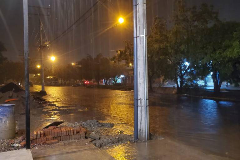 Cae aguacero con tormenta eléctrica en Mazatlán