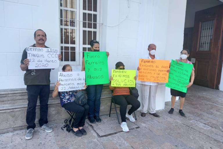 Locatarios del Mercado Cívico Constitución, en Culiacán, piden indemnización por desalojo y daños