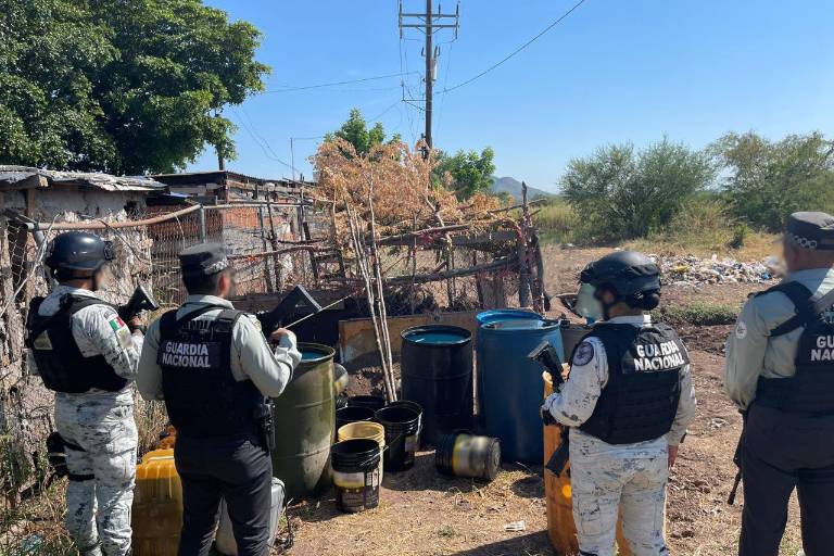 Guardia Nacional localiza aparente centro para almacenamiento ilegal de hidrocarburo en Sinaloa