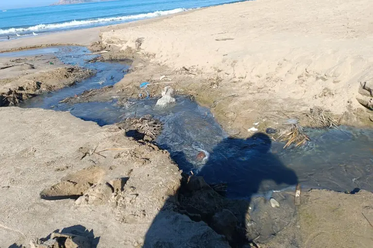 Una descarga de aguas residuales se registra a un costado del Monumento al Pescador, en el malecón de Mazatlán.