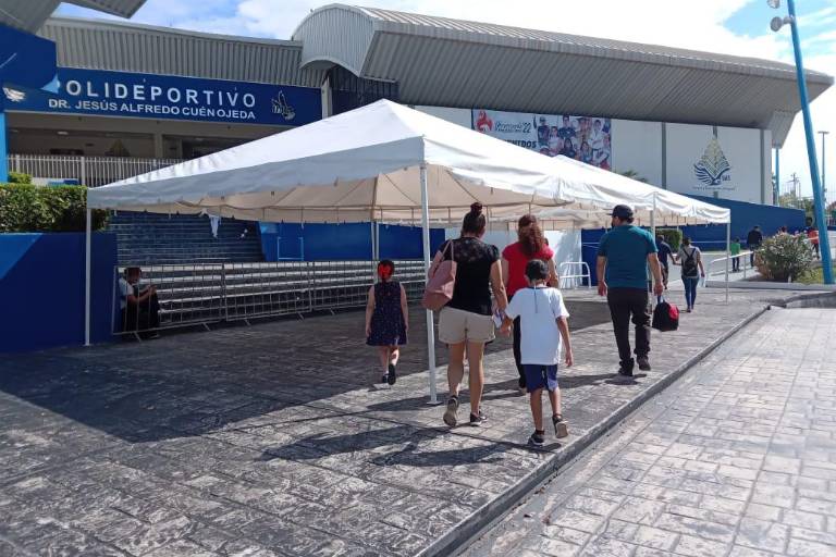 Sin filas, fluye la vacunación infantil contra Covid en el Polideportivo de la UAS, en Culiacán