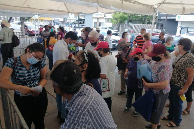 Aurora y su esposo, que se apoya en un bastón, iban por su segunda dosis al Centro Cívico, pero los regresaron