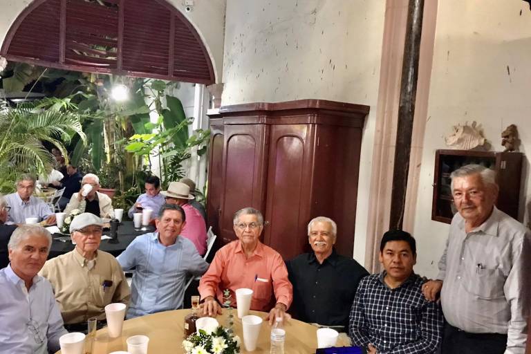 Festejan a Eduardo Niebla Álvarez con fiesta sorpresa