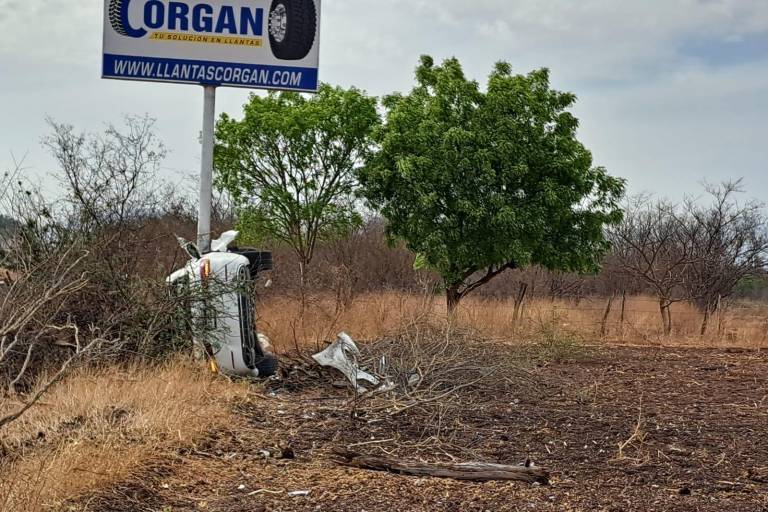 Hallan automóvil abandonado y volcado tras choque en carretera de Culiacán