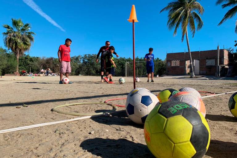 Realizan con éxito Clínica de Futbol en Colonias Populares