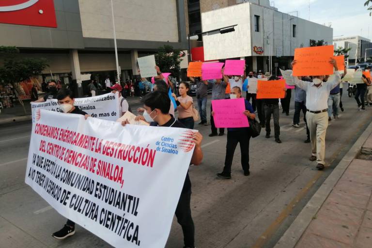 ‘Quirino entiende, la ciencia se defiende’; trabajadores del Centro de Ciencias marchan desde Catedral al museo Materia