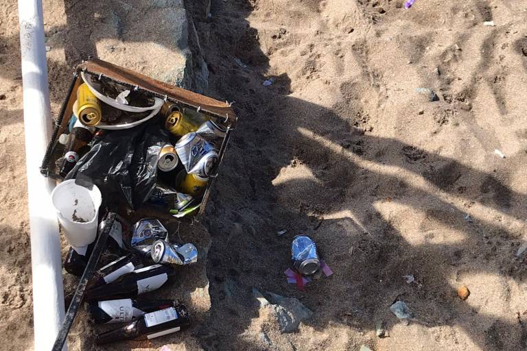 Festejos de fin de año dejan basura que cae al mar en Mazatlán