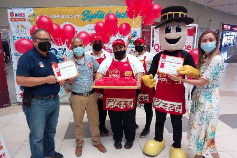 Mazatlecos participan en la campaña Bigotes de Leche