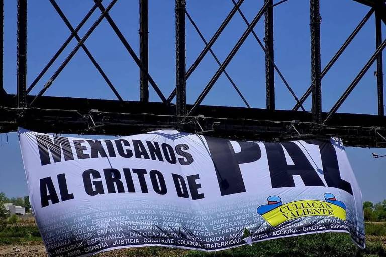 ‘Culiacán Valiente’ coloca lona en el Puente Negro exigiendo paz
