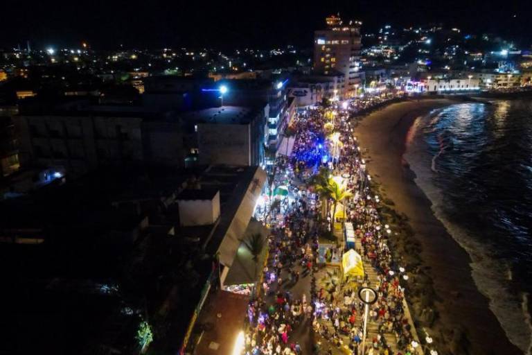 Carnaval de Mazatlán reúne a 123 mil personas en su tercer día y fortalece la economía local, informa Estrella Palacios