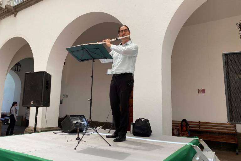 Con su flauta encantada, Daniel pone a bailar a chicos y grandes en Palacio Municipal de Culiacán