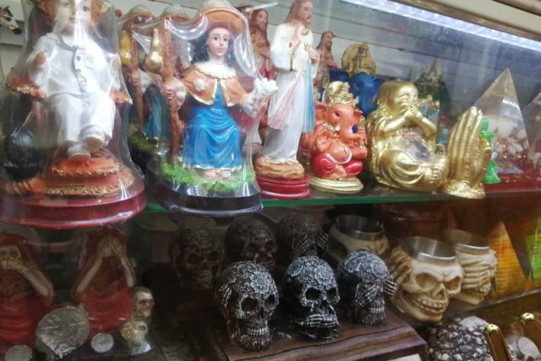 Figuras de la Santa Muerte y artículos para atraer el amor, lo más vendido en tiendas esotéricas de Culiacán