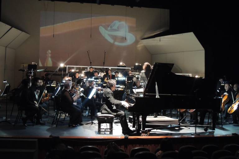 Viven sinaloenses nostálgico recorrido por clásicos de Disney con la OSSLA y Josu Okiñena