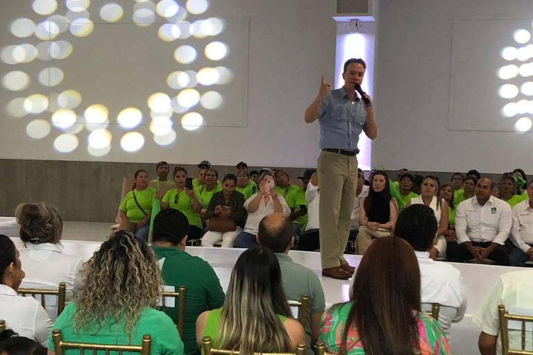 Entre banderas verdes y música banda, Manuel Velasco se reunió con simpatizantes en Culiacán