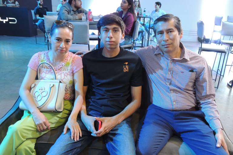 Disfrutan la conducción de la nueva pickup BYD Shark