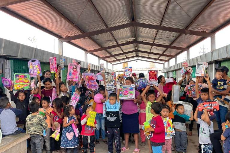 Lleva DIF alegría y regalos al albergue de Isla del Bosque, en Escuinapa