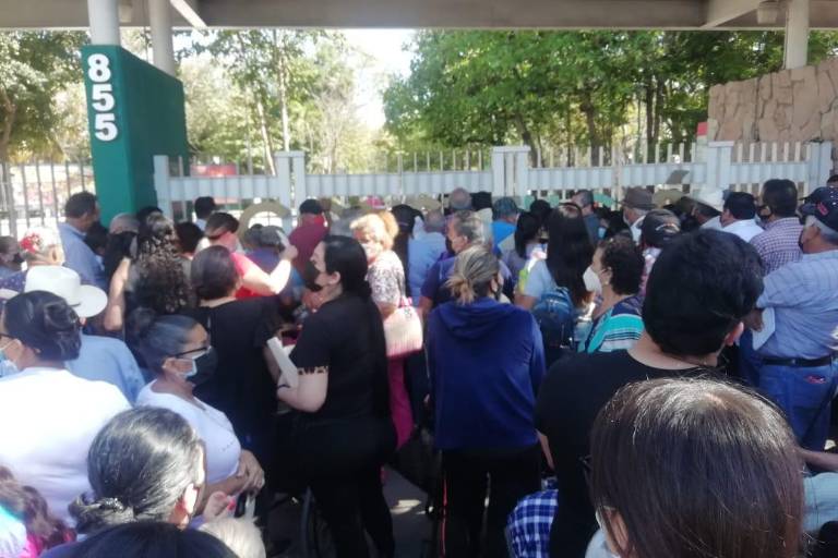 Genera caos vacunación a adultos mayores rezagados en Culiacán