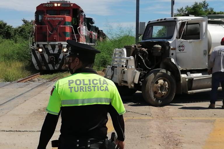 Tren arranca el cofre y daña defensa a pipa de agua en Mazatlán; conductor resulta ileso