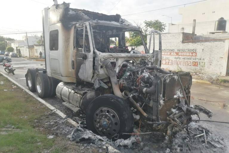 Disparan y prenden fuego a tractocamión en calles de Mazatlán